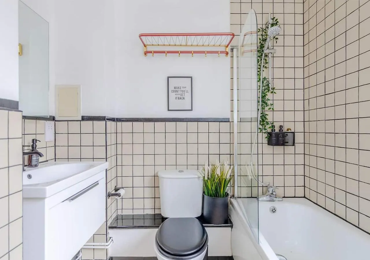 Modern 1Bd Flat In Aldgate East With Terrace Apartment London
